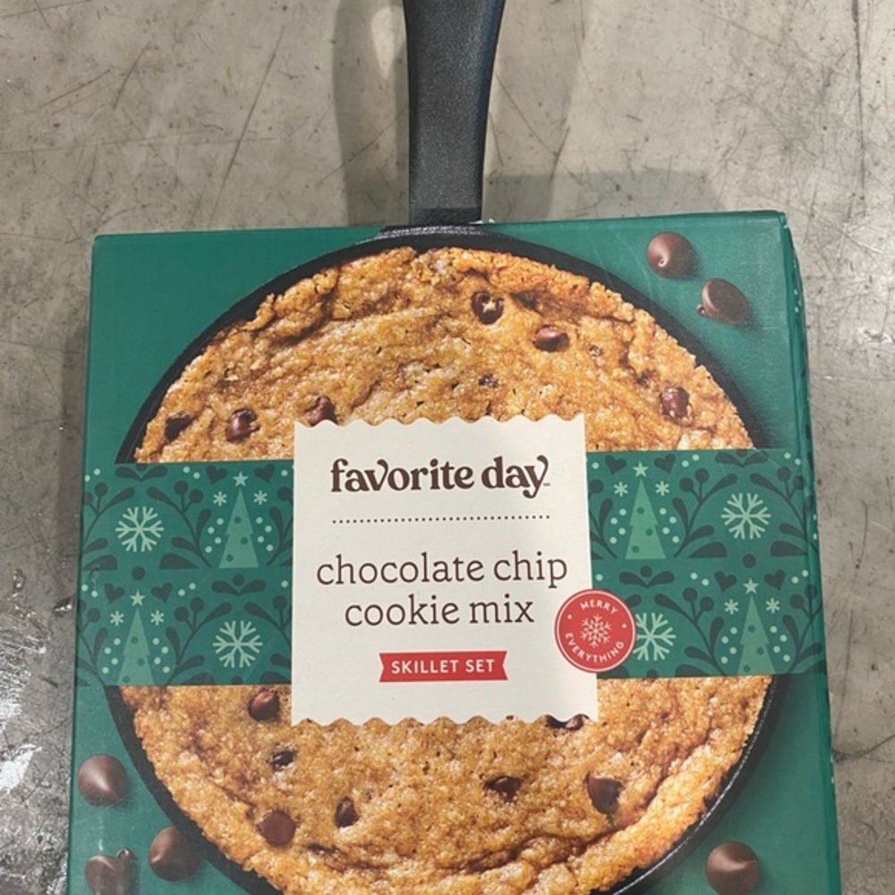 Personal size skillet and choc chip cookie mix all in a cute box!🍪🍪